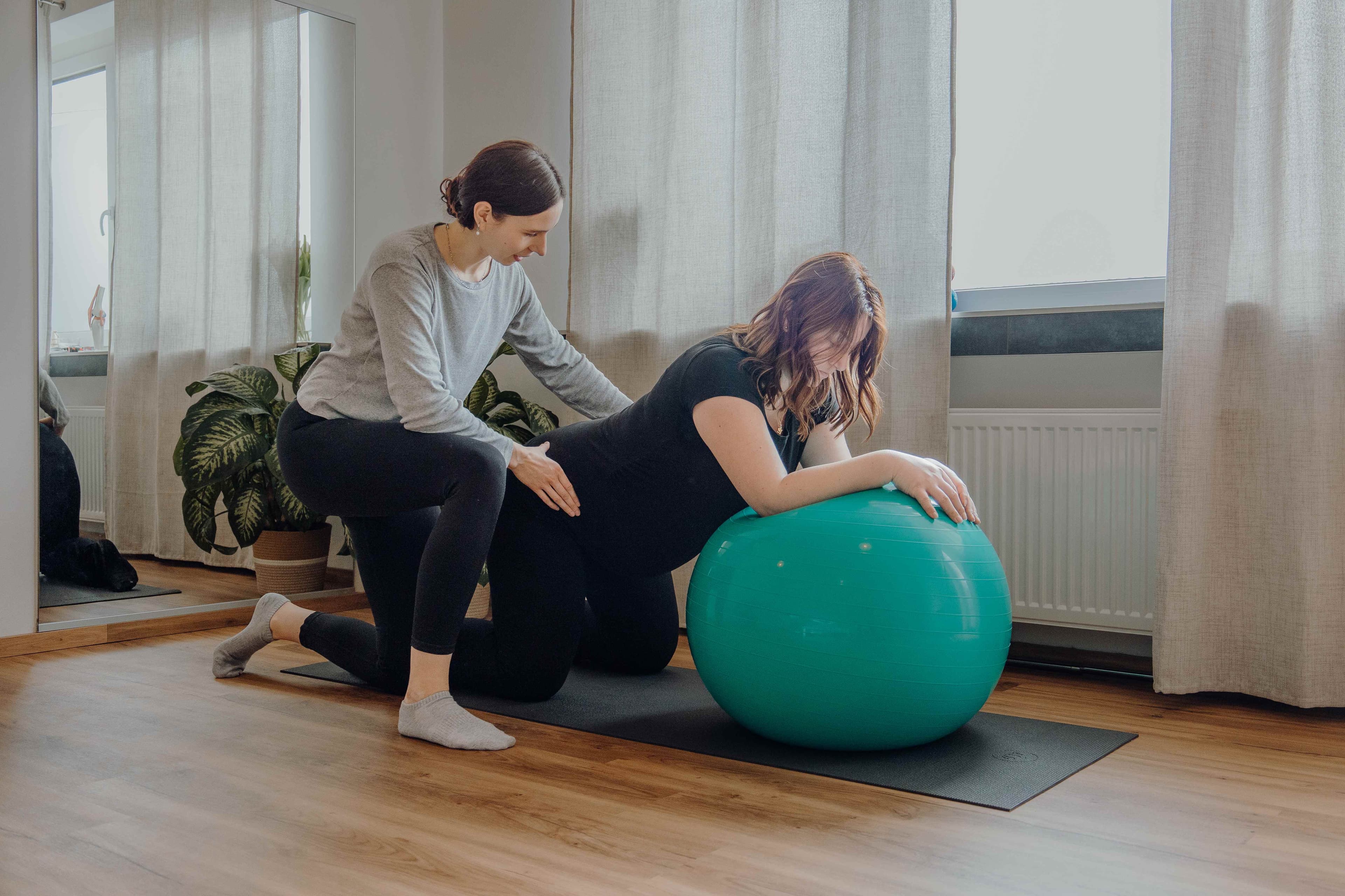 Therapeutin begleitet Patientin bei Übungen
