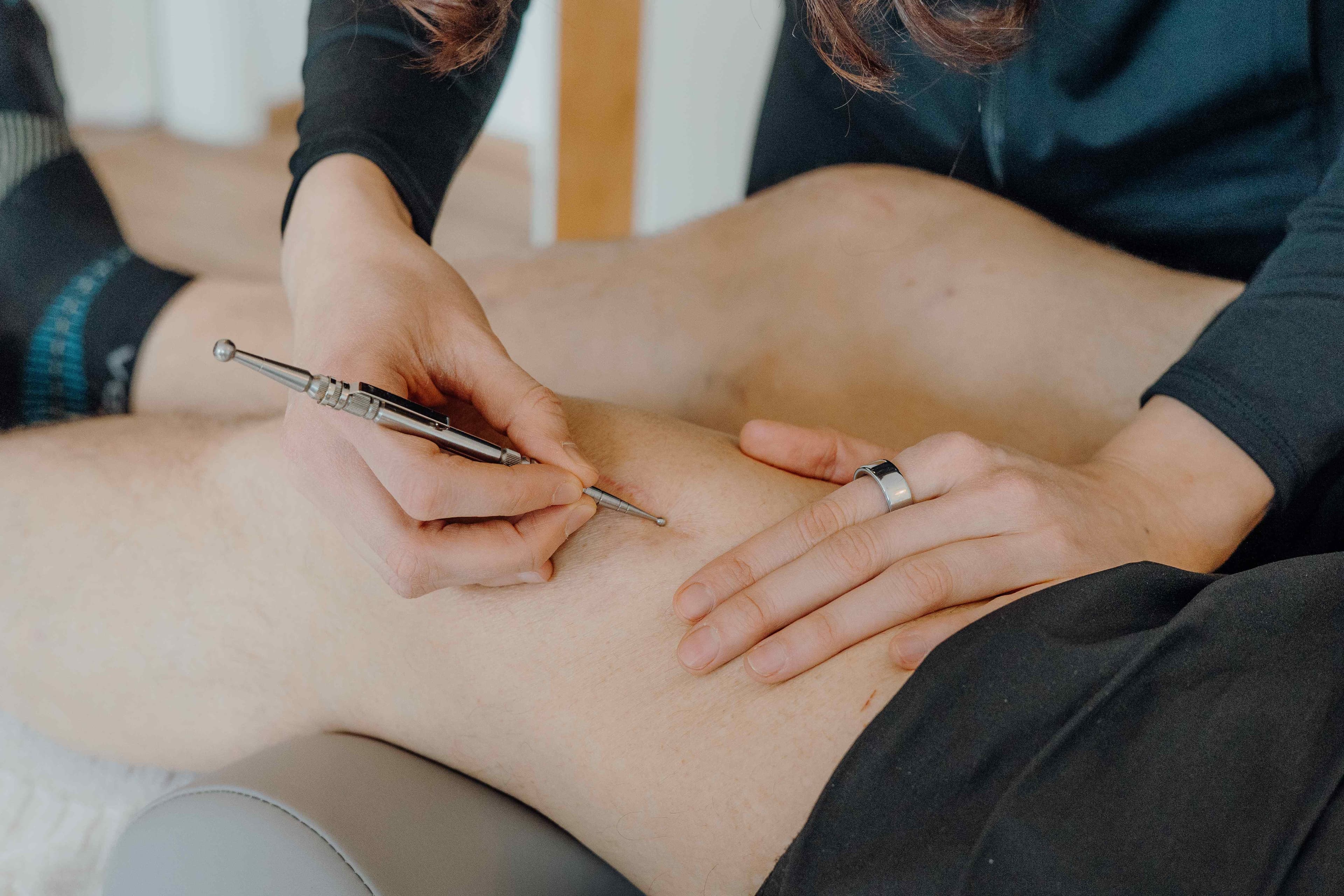 Nahaufnahme einer Triggerpunkt-Behandlung am Knie