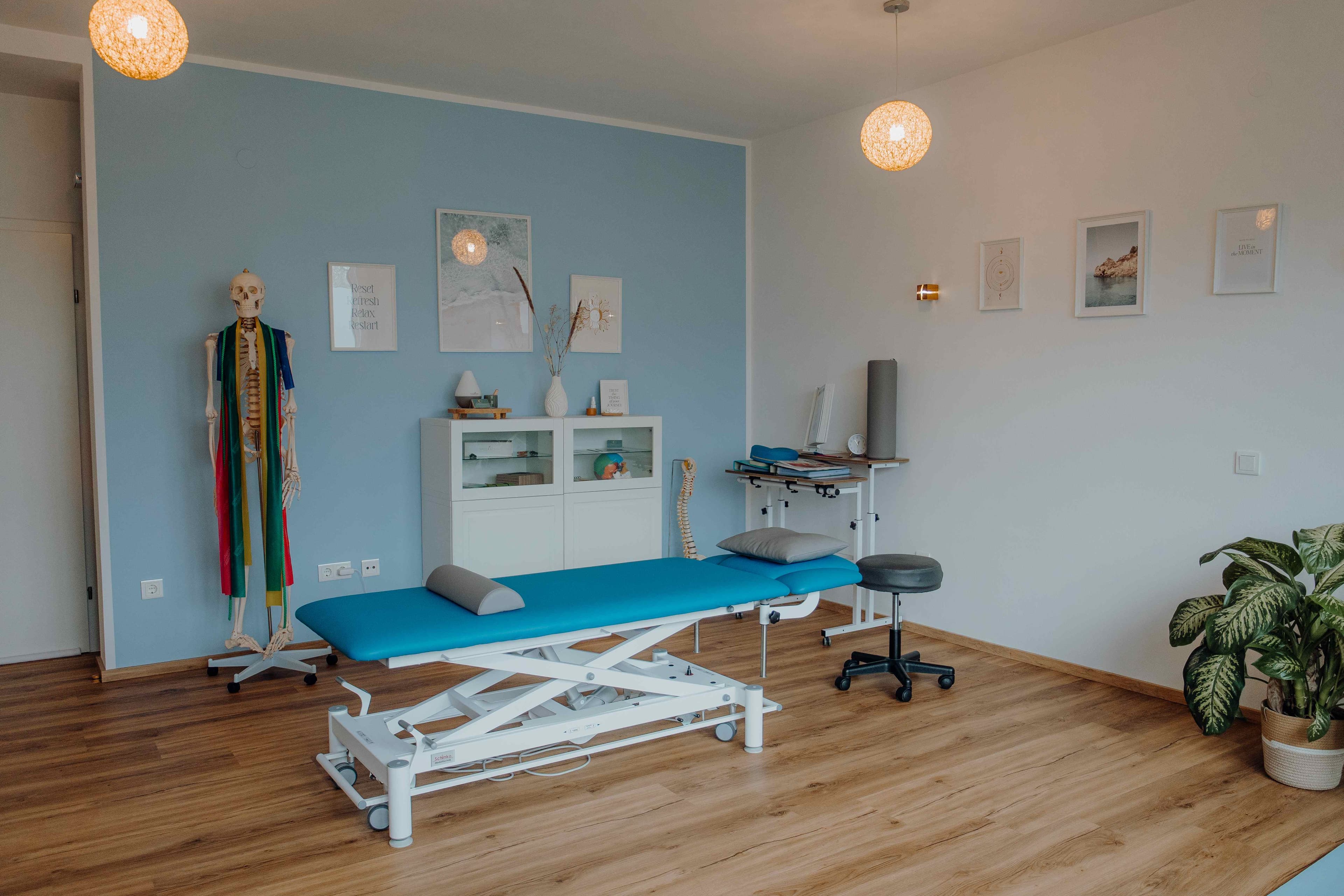 Behandlungsraum mit Skelettmodell und blauer Akzentwand